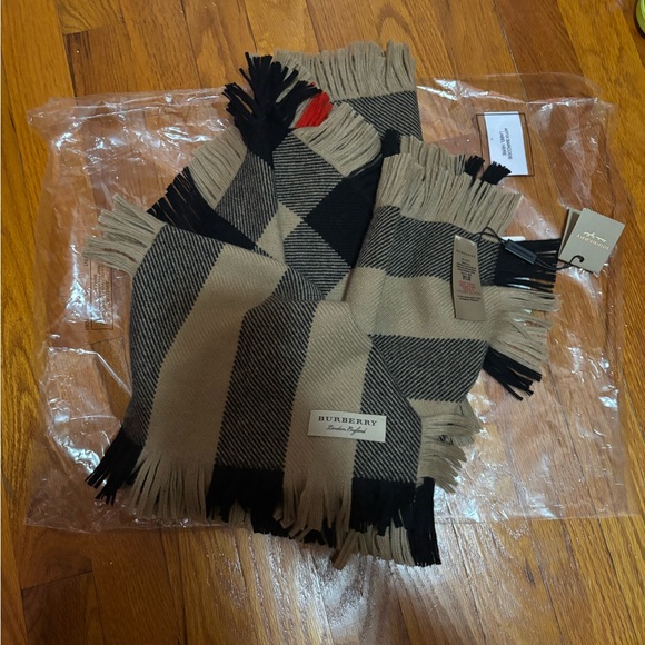 BURBERRY SCARF 230X25CM NWT
100% WOOL - Picture 9 of 9